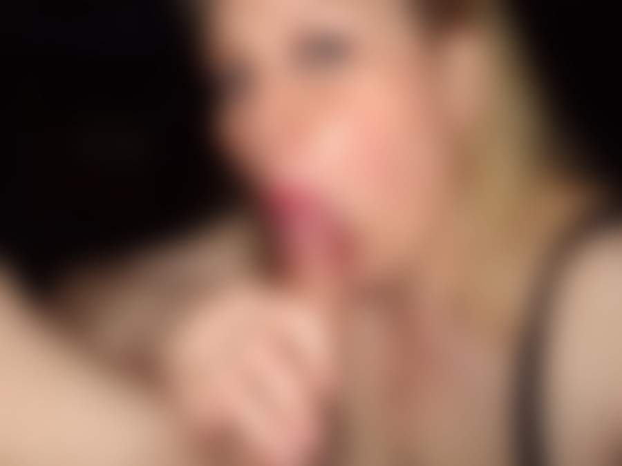 Blowjob Bilder und Videos auf AmateurCommunity ansehen SandySummer bläst ihren Partner im Wald