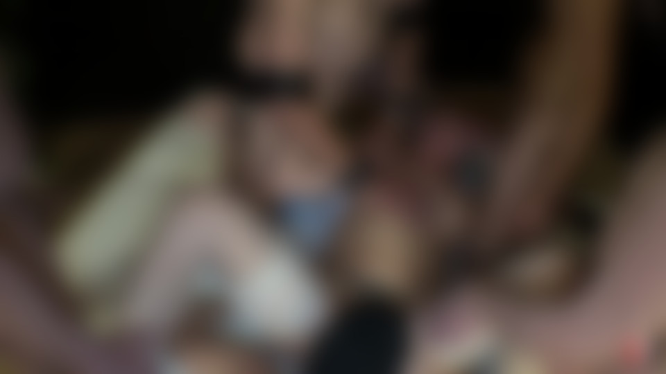 Gangbang Partys auf AmateurCommunity erleben! Eine Frau lässt sich von mehreren Männern verwöhnen