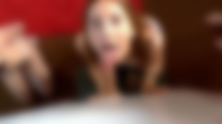 Glory Hole online auf AmateurCommunity erleben! Lia Louise bläst einen User am Glory Hole
