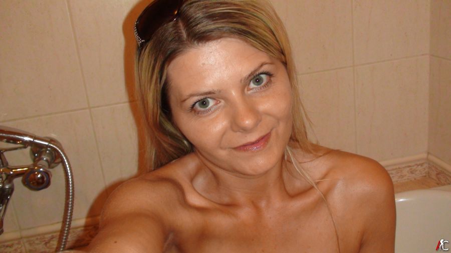 Beobachte die Milf deiner Träume auf AmateurCommunity! Amateur Milf macht ein Selfie in der Badewanne