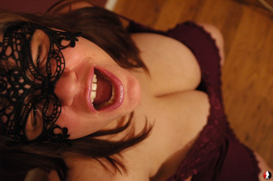 Beobachte die Milf deiner Träume auf AmateurCommunity! Annabel trägt neue Dessous und eine Maske