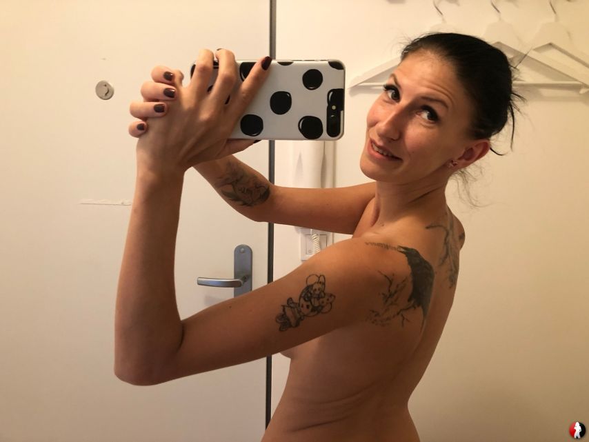 Wenn Frauen geile Nacktselfies schießen AmateurCommunity