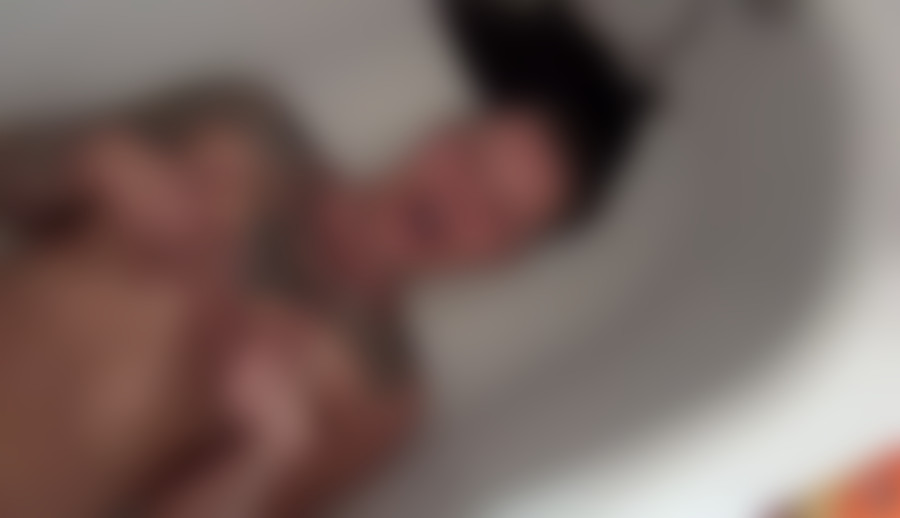Natursekt-Amateure auf AmateurCommunity erleben! Eine Pisssklavin geniesst Natursekt in der Badewanne