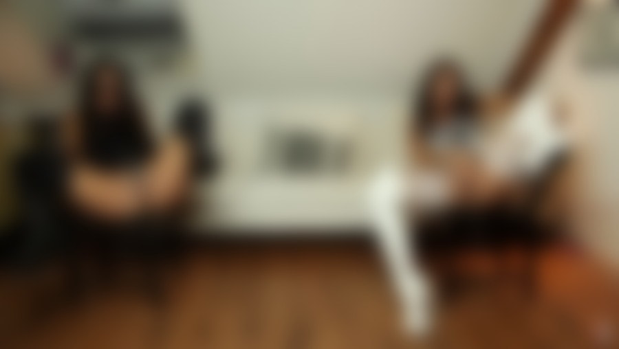 Amateurinnen jetzt beim Squirt erleben! Zwei Amateurinnen bei einer Squirting-Session