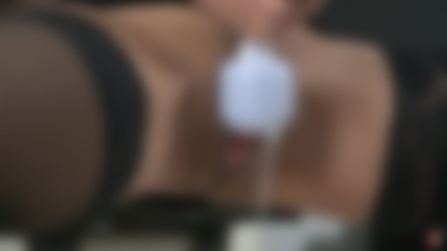 Amateurinnen jetzt beim Squirt erleben! SweetLongLips benutzt einen Vibrator, um zu squirten